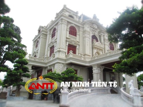 Người bản địa cho biết, biệt thự này của đại gia Trần Thế Long. Để có đất xây nhà, ông Long phải mua lại khu đất khác của hàng xóm. Ảnh: ANTT.