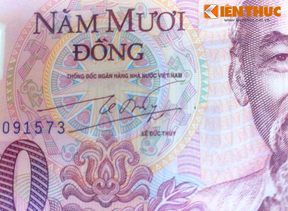 Trên mặt trước tờ tiền có chữ ký của thống đốc NHNN thời điểm đó là ông Lê Đức Thúy.