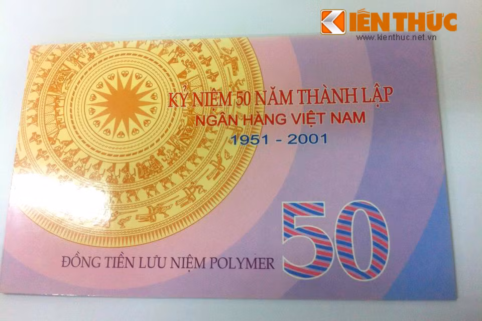 Tờ tiền được đựng trong một Folder (quyển đồng tiền lưu niệm). Bìa ngoài của quyển đồng tiền lưu niệm mệnh giá 50 đồng có in hình trống đồng bên ngoài, dòng chữ "Kỷ niệm 50 năm thành lập Ngân hàng Việt Nam (1951 - 2001).
