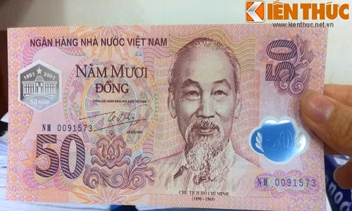 Đồng tiền được thiết kế 2 cửa sổ trong suốt, có hình ảnh trụ sở chính Ngân hàng Nhà nước ở bên trái, hình số 50 ở cửa sổ bên phải và khi soi lên trước nguồn sáng nhìn thấy hình chim Lạc.