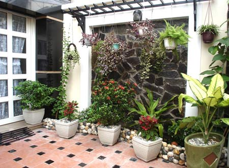 "Ngoài ra, cách làm cửa lưới chống muỗi cũng sẽ ảnh hưởng đến thẩm mỹ ngôi nhà, do đó, khách cũng nên tìm hiểu kỹ. Đặc biệt, cách chống muỗi này sẽ hiệu quả hơn khi gia chủ dọn dẹp xung quanh nhà, không để quá nhiều cây cối, bụi rậm hoặc bể nước, rãnh nước đọng, khiến muỗi sinh sôi" - anh Tuấn cho biết thêm. Ảnh minh họa.