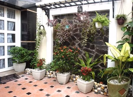 "Ngoài ra, cách làm cửa lưới chống muỗi cũng sẽ ảnh hưởng đến thẩm mỹ ngôi nhà, do đó, khách cũng nên tìm hiểu kỹ. Đặc biệt, cách chống muỗi này sẽ hiệu quả hơn khi gia chủ dọn dẹp xung quanh nhà, không để quá nhiều cây cối, bụi rậm hoặc bể nước, rãnh nước đọng, khiến muỗi sinh sôi" - anh Tuấn cho biết thêm. Ảnh minh họa.