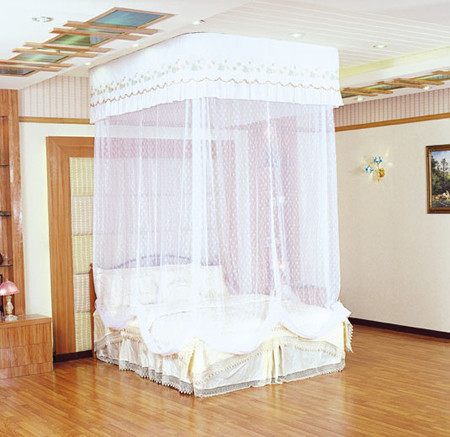 Theo BS. Nguyễn Võ Hinh, việc mua màn tuyn chống muỗi muốn hiệu quả cũng cần chú ý: "Ở những vùng có khí hậu nóng, màn có mắt lưới nhỏ làm hạn chế sự thoáng khí ở trong màn nên đây là một nhược điểm. Trên thực tế, mắt vải màn càng lớn thì càng thoáng khí nhưng nếu mắt có kích thước lớn trên 2mm thì đa số các loài muỗi có thể chui qua được". Ảnh minh họa.