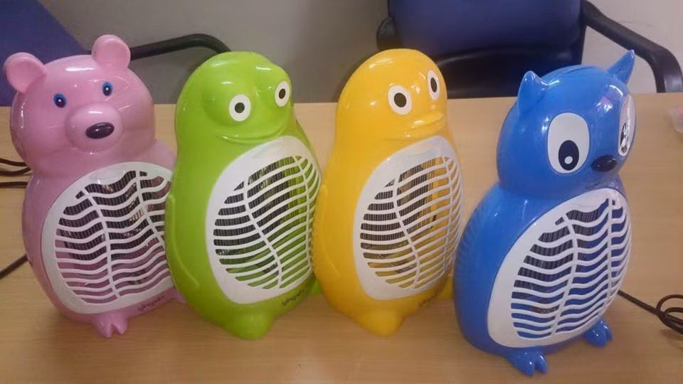 "Một số loại đèn có dùng thêm hương thơm đuổi muỗi thì có giá đắt hơn, Nhưng theo tôi, người mua nên cân nhắc những tinh dầu đi kèm đèn có gây dị ứng hay không, tốt nhất chọn loại tháo lắp vỏ được sẽ tiện hơn" - chị Hoa tư vấn. Ảnh minh họa.