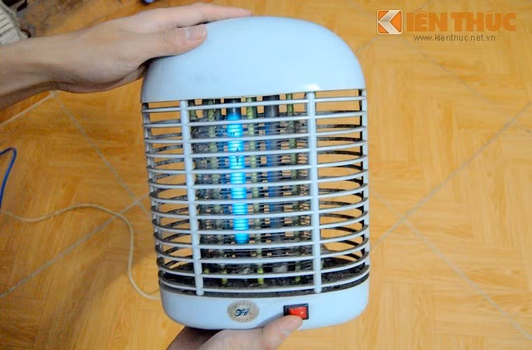 Ngoài các cách diệt muỗi kể trên, thị trường hiện nay có nhiều loại đèn bẫy muỗi, giá từ 130.000 - 250.00 đồng. Tuy là thiết bị khá an toàn, song các loại đèn này cũng có nhược điểm. Chị Hoài (chủ cửa hàng đồ điện trên đường Nguyễn Chí Thanh - Hà Nội) tư vấn: "Các loại đèn không tháo được vỏ, nếu sử dụng lâu, phần lưới kim loại bị bám nhiều xác muỗi, côn trùng sẽ hoạt động kém hơn, lại khó tháo lắp để vệ sinh, làm sạch". Ảnh minh họa.