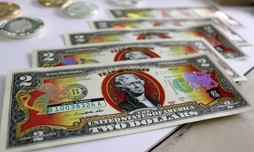 Tiền 2 USD in hình khỉ mạ vàng được Bộ Tài chính Mỹ in ấn và cho phát hành nhằm mục đích phục vụ nhu cầu lì xì tết âm lịch 2016 của người dân châu Á và không có giá trị lưu thông. Ảnh minh họa.