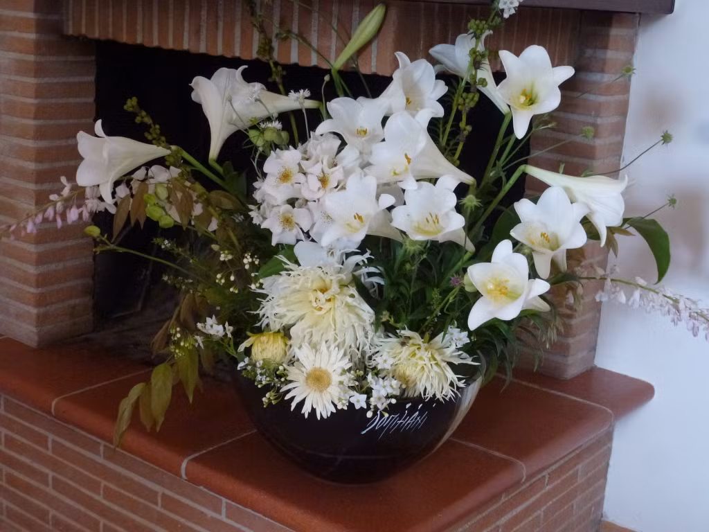 Tháng tư là thời điểm những bông hoa loa kèn nở đẹp tinh khôi, khiến ai cũng thích thú ngắm nhìn. Nếu bạn muốn có một lọ hoa ấn tượng, có thể tham khảo cách cắm hoa loa kèn đẹp dưới đây. Ảnh: Myhesperidesgarden.