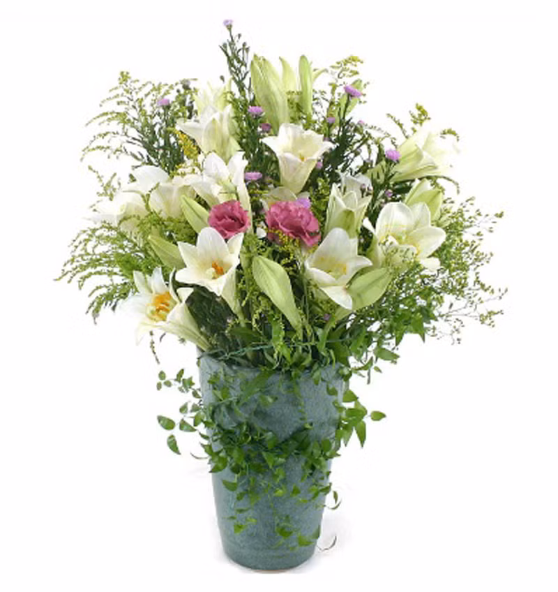 Xen kẽ hoa loa kèn với nhiều loại hoa khác cũng là một gợi ý không tồi. Ảnh minh họa.