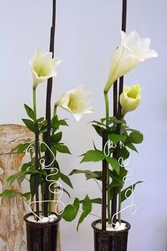 Những cách cắm hoa đơn giản nhưng không làm mất đi vẻ đẹp ấn tượng của bình hoa. Ảnh minh họa.