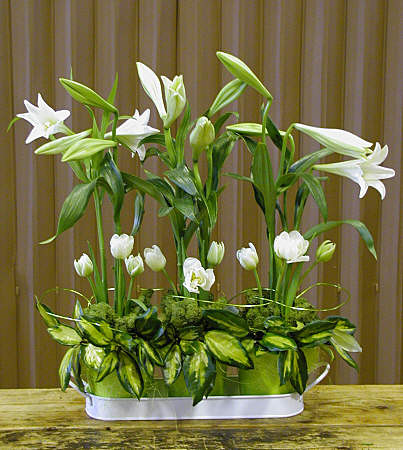 Nếu sử dụng hoa cắm kèm, bạn nên chọn những loại hoa màu trắng hay sáng nhạt, để không làm át đi vẻ đẹp tinh khiết của những bông loa kèn. Ảnh: Flowerarranging.