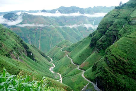 Vì đi du lịch 30/4 và 1/5 sẽ dễ xảy ra tình trạng cháy phòng nghỉ, khách sạn, giá vé di chuyển tăng, vậy nên, ngay từ bây giờ bạn nên lựa chọn điểm đến và đặt chỗ trước cho các dịch vụ du lịch. Thông thường, tại các vùng núi Hà Giang, Mộc Châu, Sa Pa, giá phòng bình dân dao động từ 350.000 - 500.000 đồng, chi phí đi lại 2 chiều (cho phương tiện ô tô là từ 500.000 đồng trở lên/người). Tại đây, dịch vụ thuê xe máy theo ngày có mức giá từ 150.000 - 250.000 đồng. Ảnh minh họa.