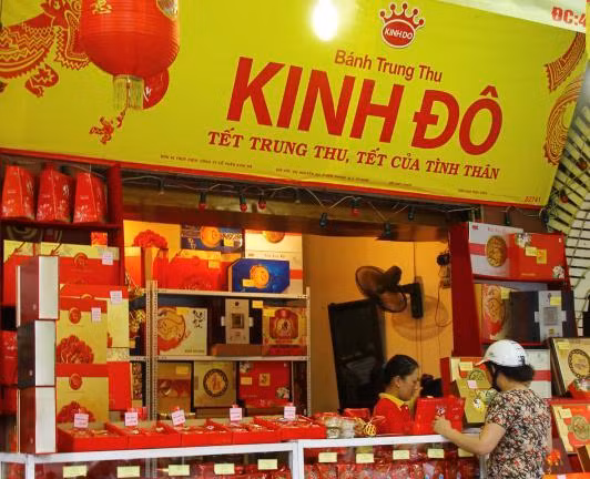 Với mảng bánh kẹo, Kinh Đô đã bán 80% cổ phần choTập đoàn Mondelēz International (Mỹ) với giá 370 triệu USD. Thông tin này nhanh chóng gây xôn xao bởi bánh kẹo Kinh Đô trong 21 năm qua là một thương hiệu cực kỳ quen thuộc với người Việt. Hôm 15/7/2015 hãng bánh kẹo của Mỹ chính thức đổi tên doanh nghiệp bánh kẹo này thành Mondelēz Kinh Đô. Ảnh minh họa.