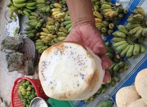 Chất tẩy trắng dừa sẽ được người bán giới thiệu 2 loại bột màu trắng, với giá khoảng 125.000 đồng/kg. Mỗi thùng nước khoảng 20 lít pha với 6 muỗng bột. Cứ 3 muỗng loại này trộn với 3 muỗng loại kia rồi hòa tan ngâm dừa vào, chờ nước thấm hết vào là có thể mang bán. Hình ảnh trái dừa chuyển màu sau nhiều ngày ngâm hóa chất.