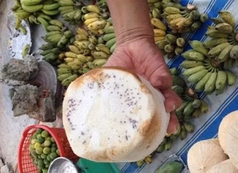 Chất tẩy trắng dừa sẽ được người bán giới thiệu 2 loại bột màu trắng, với giá khoảng 125.000 đồng/kg. Mỗi thùng nước khoảng 20 lít pha với 6 muỗng bột. Cứ 3 muỗng loại này trộn với 3 muỗng loại kia rồi hòa tan ngâm dừa vào, chờ nước thấm hết vào là có thể mang bán. Hình ảnh trái dừa chuyển màu sau nhiều ngày ngâm hóa chất.