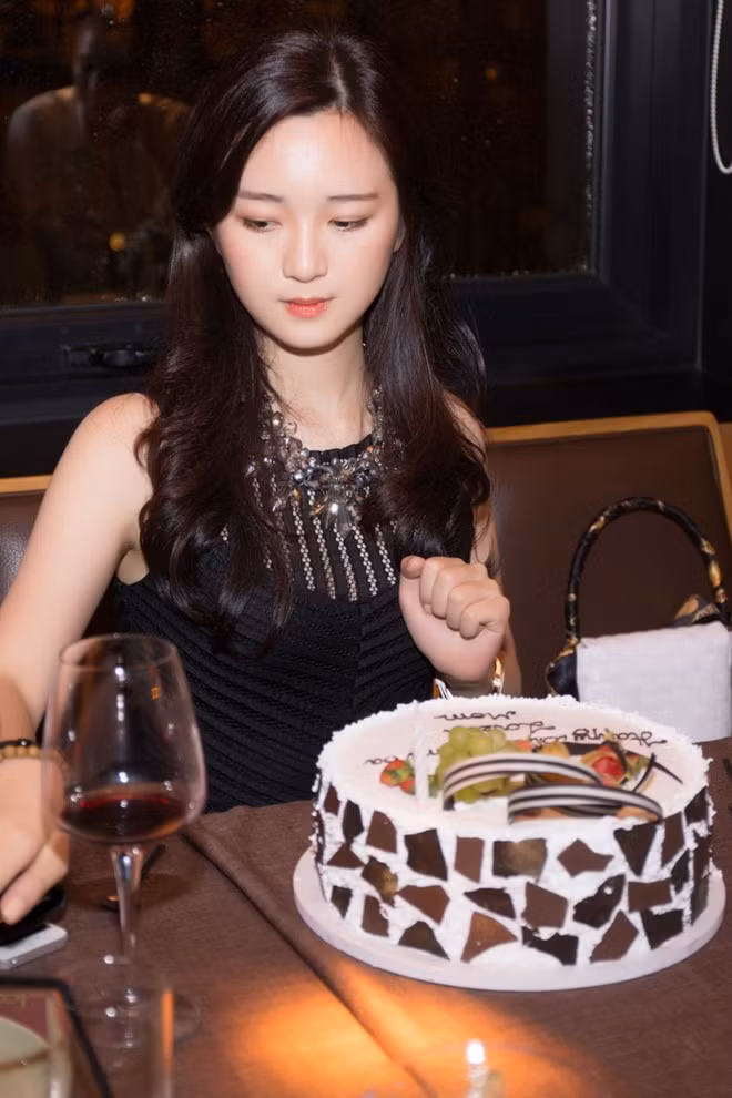 Anh Sa học ngành kinh tế ở Mỹ, cô không chỉ giỏi giang, xinh đẹp mà luôn thể hiện gu thẩm mỹ tinh tế khi chọn các trang phục, phụ kiện đẹp mắt, không kém phần sang trọng. Hình ảnh Anh Sa trong một bữa tiệc sinh nhật ở TP HCM. Ảnh: Zing.