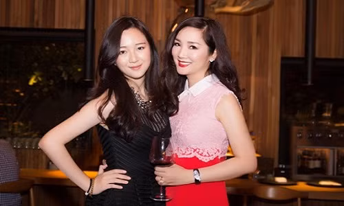 Anh Sa - con gái hoa hậu Giáng My đang là tâm điểm chú ý của dư luận khi cô xuất hiện cùng hai thiếu gia nhà Tân Hoàng Minh trong nhiều sự kiện giải trí gần đây. Hoa hậu Giáng My cũng vừa lên tiếng khẳng định Anh Sa là con gái của chủ tịch một tập đoàn BĐS có tiếng. Ảnh: Zing.