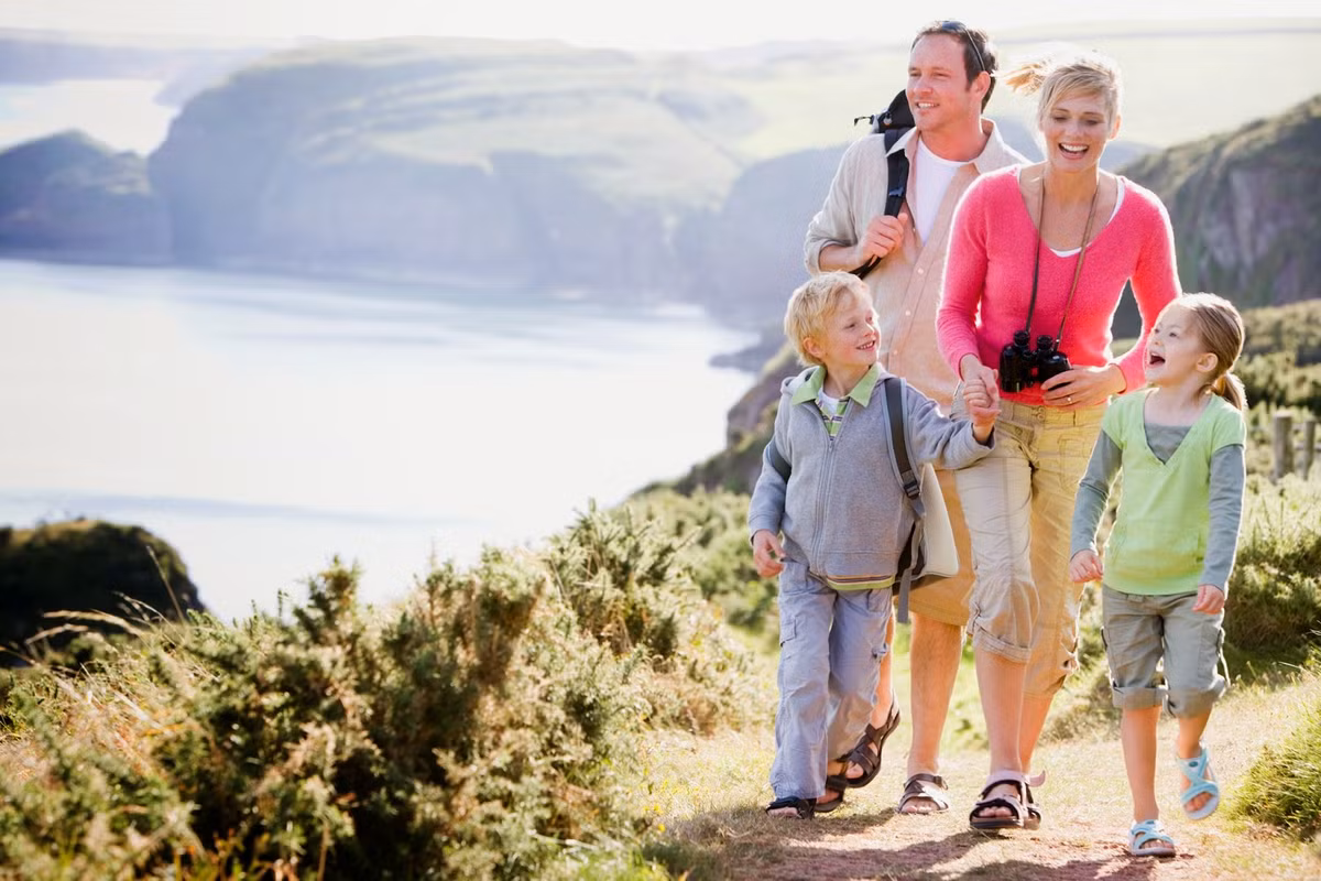 "Có thể ví dụ, với những gia đình có trẻ nhỏ, nên chọn những tour đến các khu nghỉ dưỡng, khu sinh thái không quá xa Hà Nội để đảm bảo sức khỏe. Những tour hành hương như tour du lịch Đền Hùng thì đặc biệt không nên cho con trẻ đi theo bởi lượng khách đổ về đây dịp Giỗ Tổ cực kì đông đúc”- Ông Đỗ Quốc Tuấn tư vấn. Ảnh minh họa.