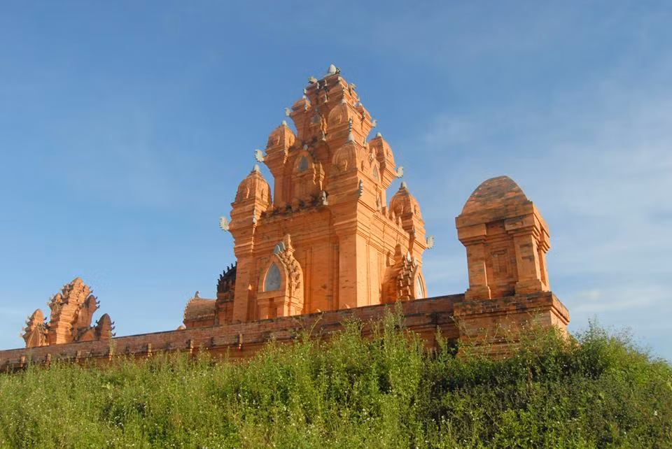 Ngoài ra, các hình thức du lịch sinh thái, khu nghỉ dưỡng gia đình kết hợp với cắm trại, hoạt động nhóm cũng được nhiều công ty lữ hành tung ra vào đợt này như: Hà Nội - khu du lịch sinh thái Đồng Mô, làng văn hóa các Dân Tộc (Sơn Tây), Hà Nội - Suối khoáng nóng Kim Bôi (Hòa Bình), Hà Nội – khu nghỉ dưỡng mai châu Ecolodge. Khách lữ hành không cần chi quá 1 triệu đồng/người để tận hưởng các dịch vụ du lịch. Ảnh khu làng văn hóa các Dân Tộc.