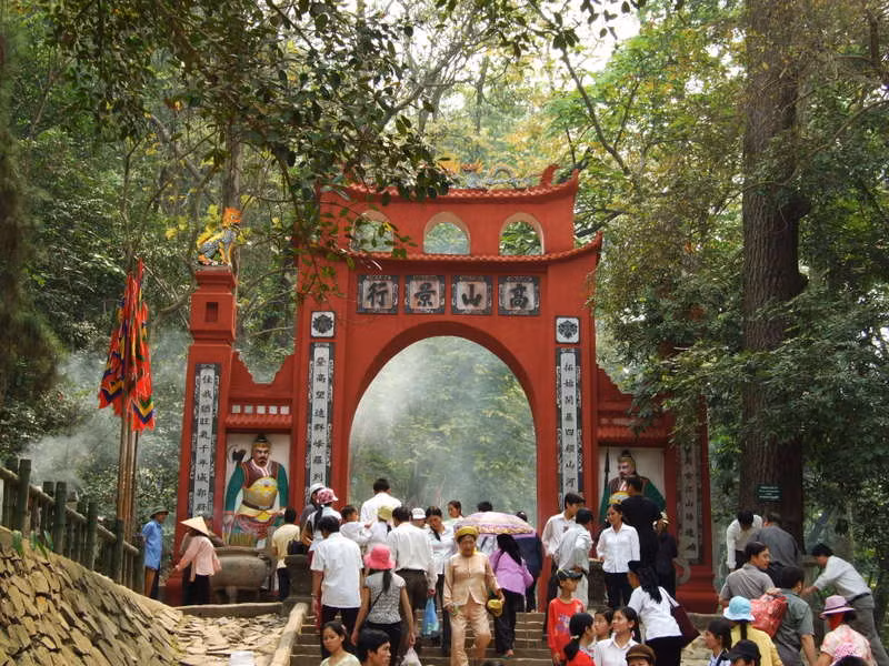 Theo khảo sát, dịp này, các tour du lịch ngày giỗ tổ Hùng Vương ngắn ngày (3 ngày 2 đêm, 2 ngày 1 đêm và trong ngày) giá thành rẻ, đánh vào phân khúc người tiêu dùng bình dân, người trẻ… được tung ra rất nhiều. Trong đó, tour du lịch sông Hồng (thăm quan đền Dầm, đền Chử Đồng Tử, làng gốm Bát Tràng) với giá từ 550.000 – 600.000 đồng/người. Tour Hà Nội - Đền Hùng (Phú Thọ) chi phí dao động 500.000 đồng/người. Ảnh khu đền Hùng (Phú Thọ).