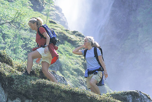 Bên cạnh đó, theo nhiều chuyên gia du lịch, một trong những nguyên nhân khiến khách mua phải những tour kém chất lượng, “treo đầu dê, bán thịt chó” trong dịp nghỉ lễ đó là do khách không tìm hiểu kỹ lịch trình, chuẩn bị hành trang du lịch, phó mặc tất cả hành trình cho công ty lữ hành. Vô hình chung, sự thoải mái và tiết kiệm chi phí dự định ban đầu bị phá vỡ. Ảnh minh họa.