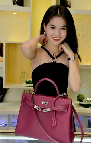 Không ít túi xách hàng hiệu trong tủ đồ của Ngọc Trinh là hàng hiệu có giá ngàn đô do bạn trai đại gia tặng cô.