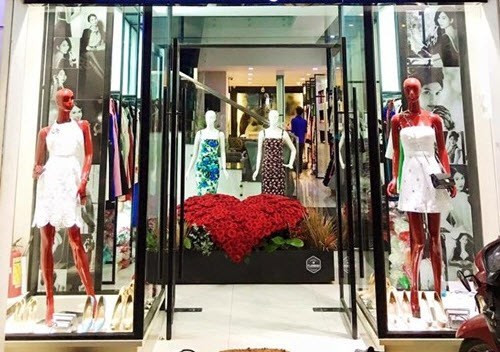 Bó hoa trị giá hàng trăm triệu được Ngọc Trinh đặt ở cửa hàng thời trang của cô.