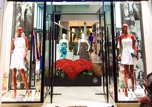 Bó hoa trị giá hàng trăm triệu được Ngọc Trinh đặt ở cửa hàng thời trang của cô.