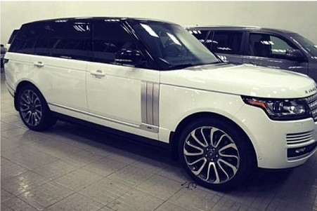 Theo thông tin báo chí đưa, bạn trai đại gia tặng Ngọc Trinh chiếc xe đắt tiền Range Rover LWBnày năm 2014. Trước đó, chân dài thường xuất hiện cùng một chiếc BMW 750 Li đời 2013 màu trắng có giá khoảng 4 tỷ đồng.