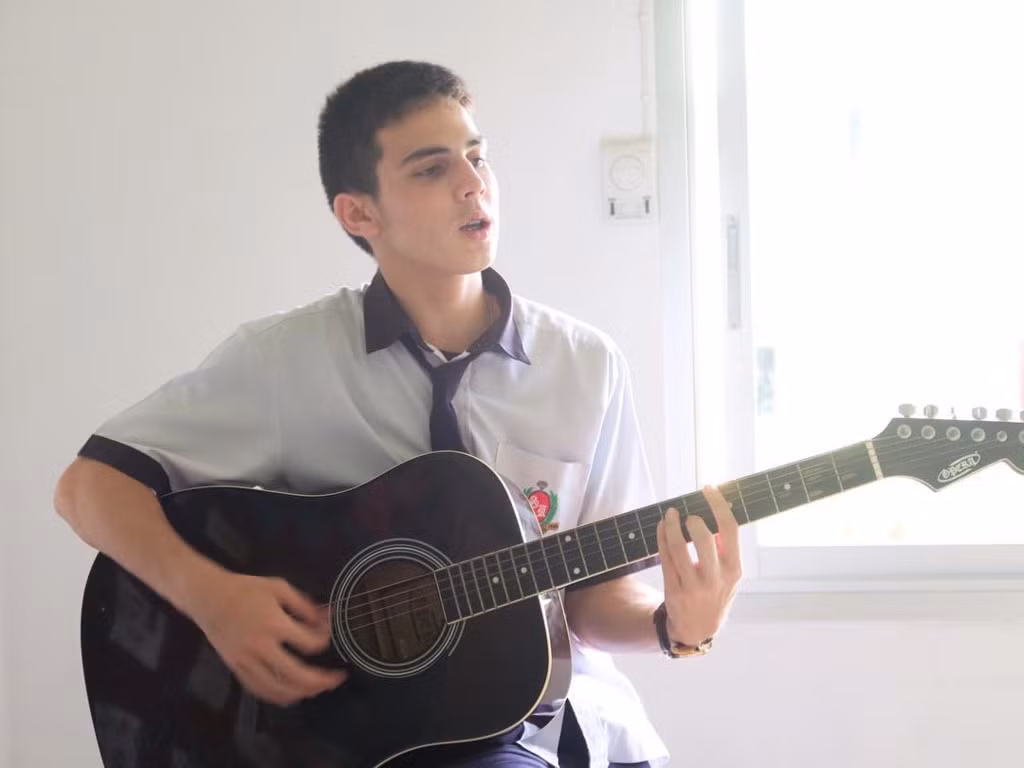 Không chỉ vậy, chàng soái ca mặc áo trắng còn sở hữu nhiều tài lẻ như hát, chơi guitar.