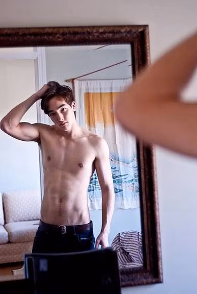 Không chỉ điển trai được xếp vào hàng "cực phẩm", anh chàng còn khiến nhiều người phải trầm trồ bởi thân hình 6 múi đầy nam tính.