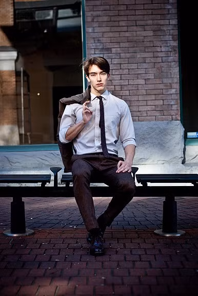 Những bức hình đầy lịch lãm khi diện vest của chàng 'soái ca' được dân mạng hết lời khen ngợi.