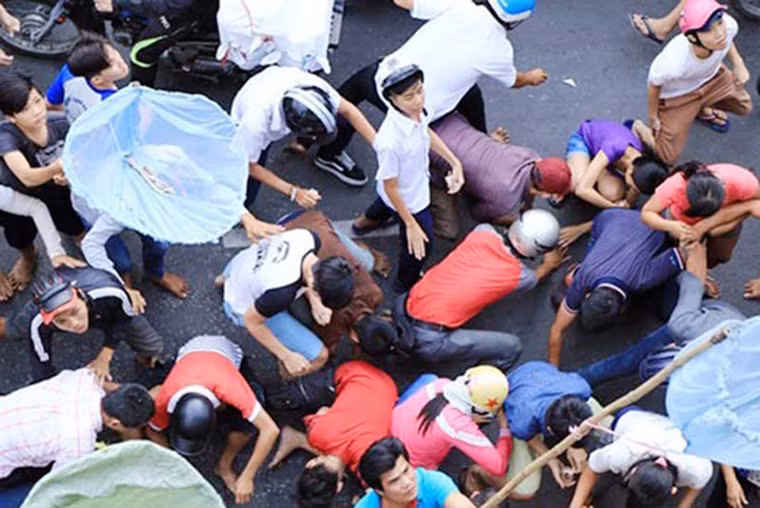 Trong ảnh là cảnh tranh giành nhau nhặt tiền trong đợt cúng cô hồn vào năm 2017 tạo nên cảnh hỗn loạn. Theo chủ nhà, những ngày gần đây địa phương có đến nhắc nhở gia đình không được rải tiền sau khi cúng nên gia đình chấp hành.