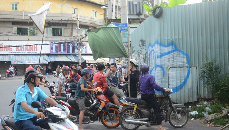 Chờ đợi từ trưa đến cuối chiều nhưng chủ nhà không rải tiền sau khi cúng như mọi năm nên nhiều thanh niên ngậm ngùi mang vợt đi về. Tuy nhiên tất cả đều vui vẻ, xem đây như một phong tục đem lại nhiều may mắn hơn là thành quả. 