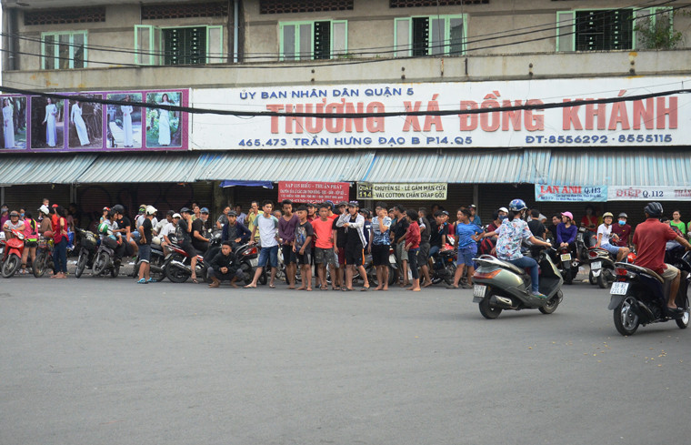 Hàng trăm người tập trung dưới trưa nắng để tranh nhau giựt "lộc" cúng cô hồn.