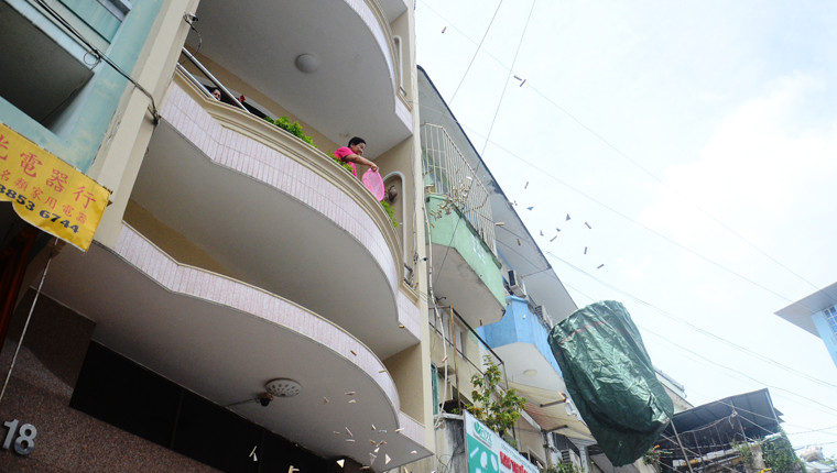 Mọi năm sau khi cúng xong, một số hộ dân ném tiền sau lễ cúng cô hồn từ trên lầu cao xuống đường...