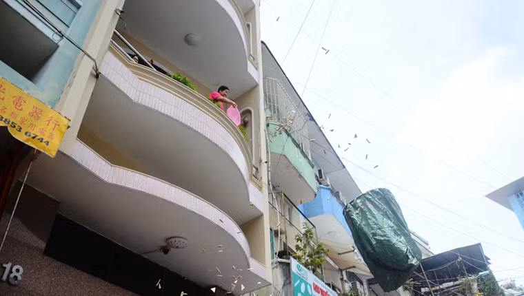 Mọi năm sau khi cúng xong, một số hộ dân ném tiền sau lễ cúng cô hồn từ trên lầu cao xuống đường...