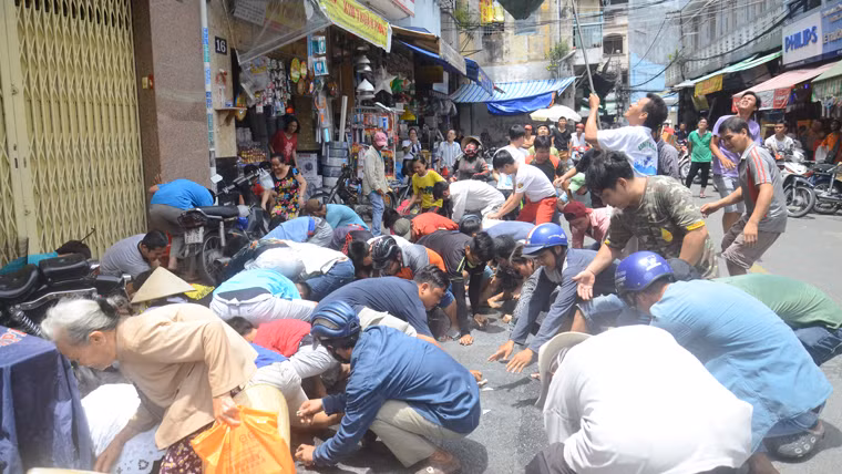 Sau đó nhiều người lao vào giành giựt gây cảnh hỗn loạn.