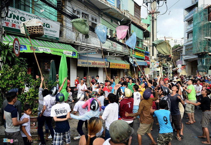 Theo phong tục, sau khi cúng xong họ ném tiền và đồ cúng ra ngoài đường gọi là bố thí cho các vong hồn, âm binh để cầu bình an, làm ăn may mắn. Ảnh Zing.