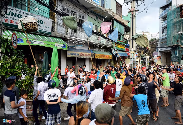 Theo phong tục, sau khi cúng xong họ ném tiền và đồ cúng ra ngoài đường gọi là bố thí cho các vong hồn, âm binh để cầu bình an, làm ăn may mắn. Ảnh Zing.