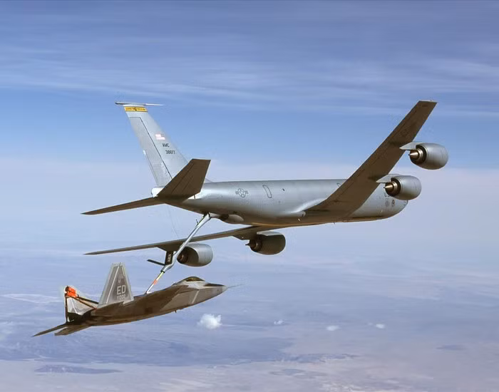 KC-46A trang bị hệ thống điều khiển tiếp nhiên liệu bằng cần điều khiển và theo dõi trên màn hình 24 inch giúp cho việc tiếp nhiên liệu diễn ra chính xác và dễ dàng.