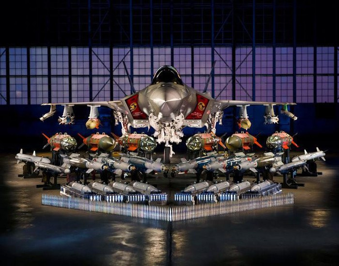 F-35 có thể mang theo 14 tên lửa không đối không AIM-120 AMRAAM và 2 Sidewinder AIM-9X cho các hoạt động trên không hoặc 6 quả bom GBU-31 và 4 tên lửa không đối không.