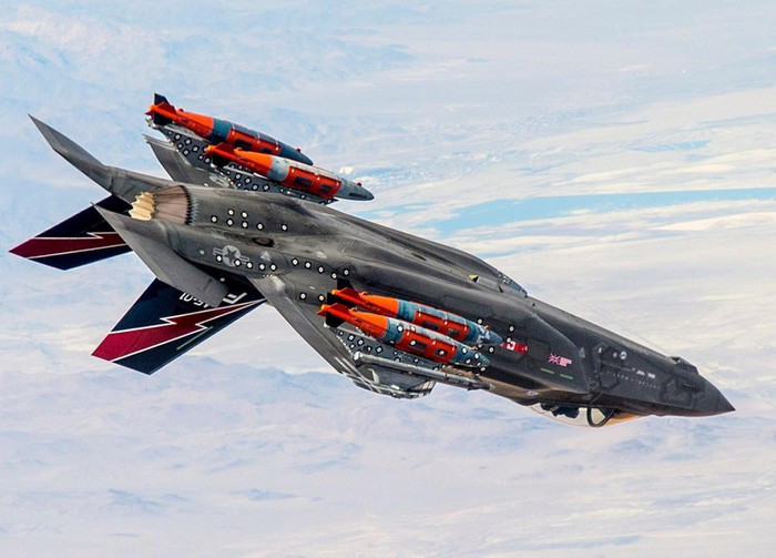 Ngoài ra F-35 cũng mang được tất cả các loại bom thông minh thậm chí cả bom hạt nhân chiến thuật.