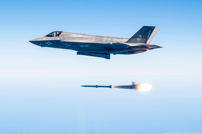 Công bằng mà nói nếu ở tác chiến tầm gần, F-35 khó có cơ hội chiến thắng các tiêm kích siêu cơ động của Nga, vì vậy nó ưu tiên không chiến ở tầm xa.