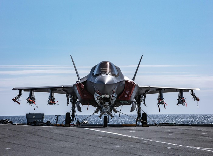 Chế độ "quái thú" hay Beast Mode là khi những tiêm kích F-35 không ưu tiên khả năng tàng hình, mà ưu tiên tải trọng vũ khí. Bình thường ở chế độ tàng hình, F-35 sẽ giấu vũ khí trong thân, nhưng ở chế độ "quái thú" vũ khí sẽ được treo cả dưới 2 cánh và trong thân.