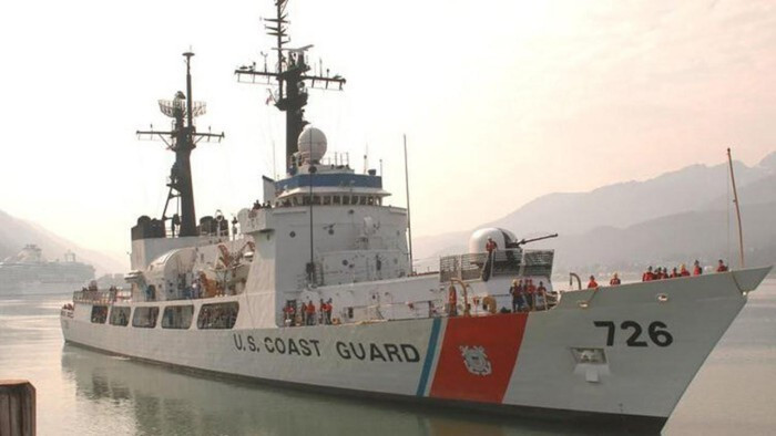 Bên cạnh đó, trên tàu còn có pháo tự động M242 Bushmaster cỡ 25 mm, súng máy hạng nặng M2 Browning cỡ 12,7 mm và súng máy hạng nhẹ M240 cỡ nòng 7,62 mm.