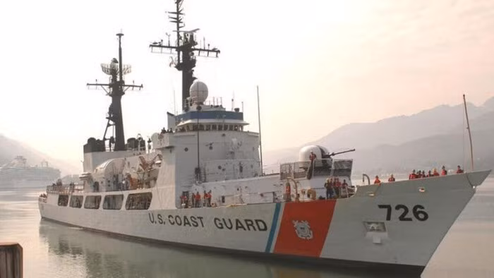 Bên cạnh đó, trên tàu còn có pháo tự động M242 Bushmaster cỡ 25 mm, súng máy hạng nặng M2 Browning cỡ 12,7 mm và súng máy hạng nhẹ M240 cỡ nòng 7,62 mm.