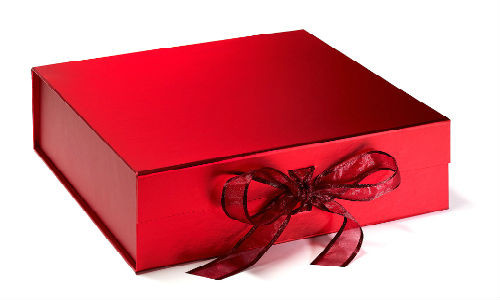 Màu đỏ tượng trưng cho tình yêu, nhưng trong ngũ hành, màu đỏ mang tính lửa, dễ bùng cháy. Nếu tặng quà màu đỏ có thể dẫn đến đôi lứa yêu nhau thường xuyên cãi vã. Ảnh: Luxuryboxboutique.