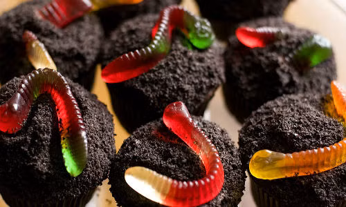 Chỉ nhìn thoáng qua đã đủ nổi da gà vì chiếc bánh sô-cô-la hình giun. Ảnh: With Sprinkles.