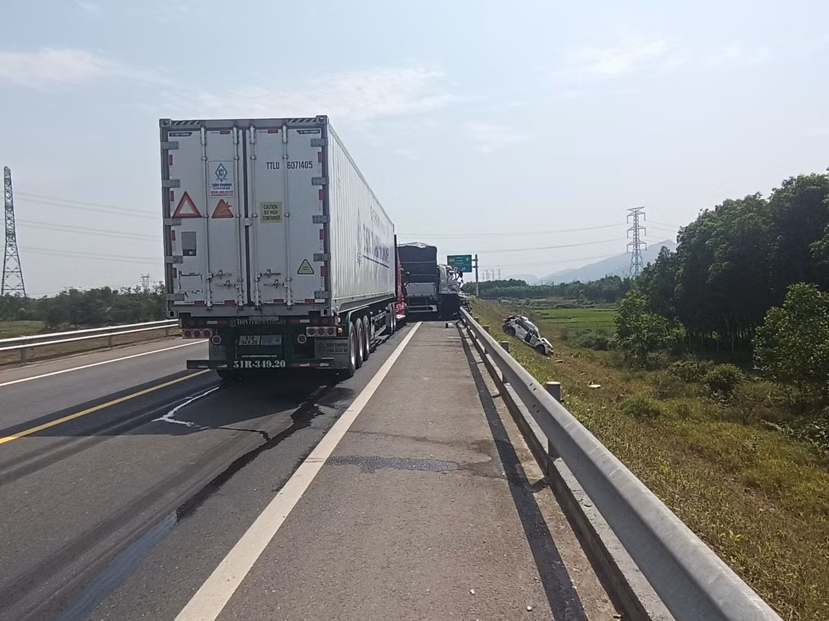 Hiện lực lượng chức năng đang điều tra, làm rõ vụ việc, hỗ trợ người và phương tiện gặp nạn.