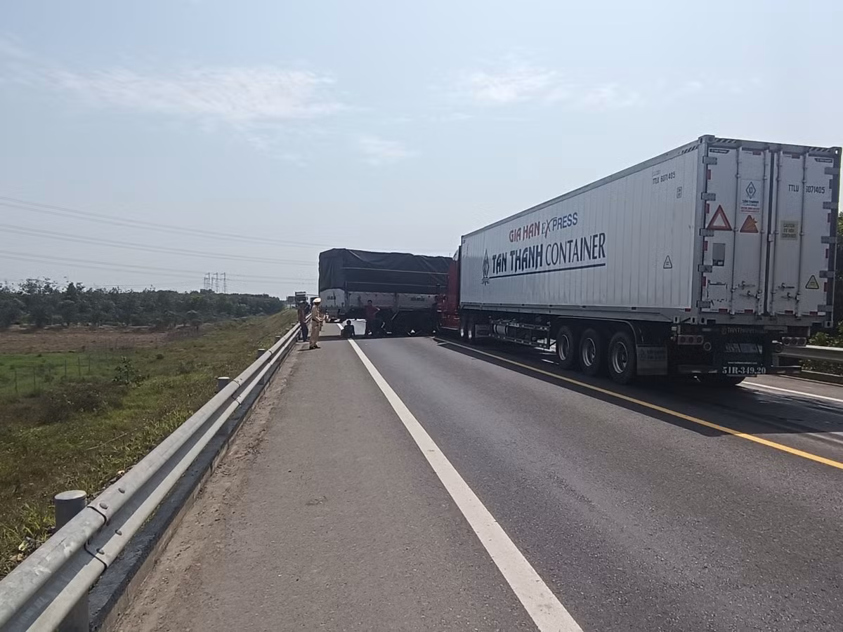 Ngay sau khi xảy ra sự việc, Đội TTKS đường bộ cao tốc số 4, Cục CSGT có mặt sơ cứu người bị nạn, điều tiết giao thông xuống nút giao huyện Hải Lăng (Quảng Trị) và đường tránh Huế.